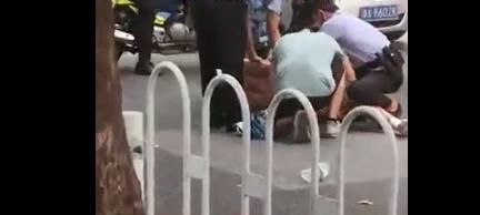  当街|裸奔男当街猥亵女性，警方当场制服