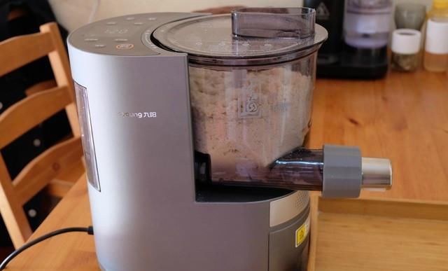  面条机|给女儿做的空心面，配上牛排蔬菜更好吃，圈友：这手艺可以开店了