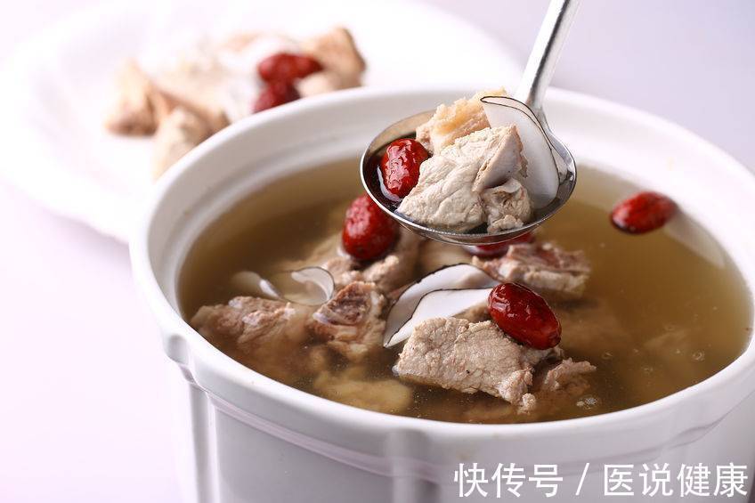 更年期饮食推荐5大养生食疗方(女性进入更年期后，饮食遵循这7种原则，或能预防疾病的发生)