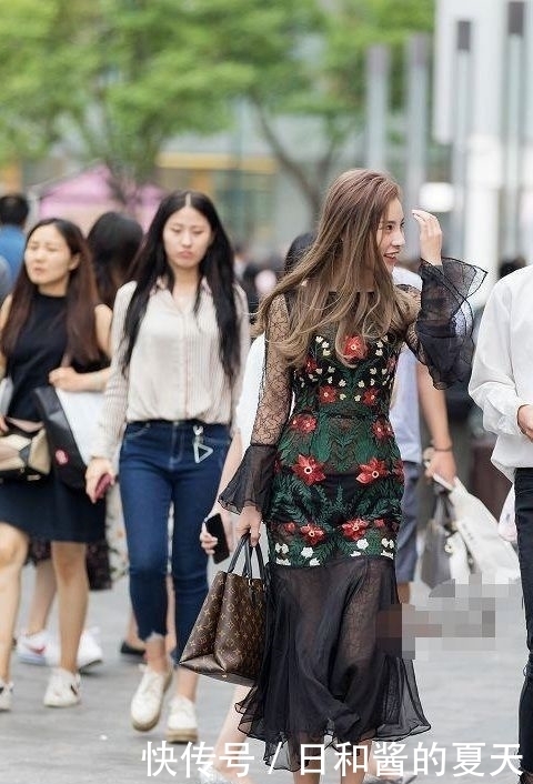 美妙|街拍小美女身穿小背心配牛仔裤,美妙身材,显得非常漂亮