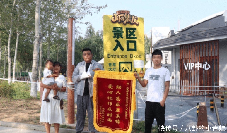 车内|高温下，2岁男童被父母锁在车内奄奄一息，陌生小伙一拳救一命，自己却鲜血淋漓