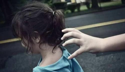 公交车|公交车上婴儿哭闹，爸爸却不管不顾，乘客的一句抱怨，救了一个家