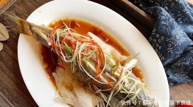 大厨|蒸鱼怎样不腥还嫩滑?放盐时机有争议,大厨分享的做法,真好用