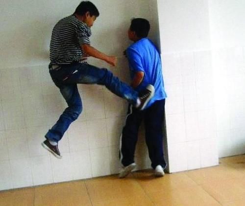 被判|1个人打15个！初二男生被判正当防卫！少年，我挺你！