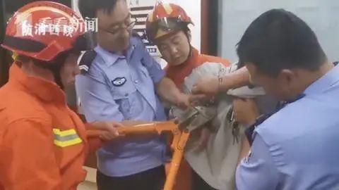 有个|“喂,119吗?我是110,我们有个手铐打不开了……”