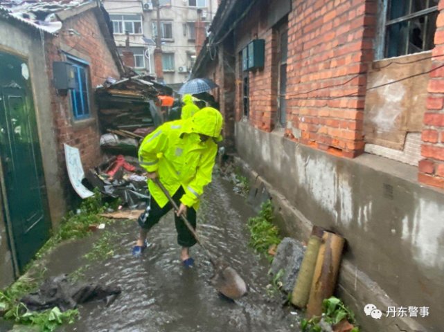 工作人员|【一线传真】暴雨突袭丹东，民警冒雨排险转移群众