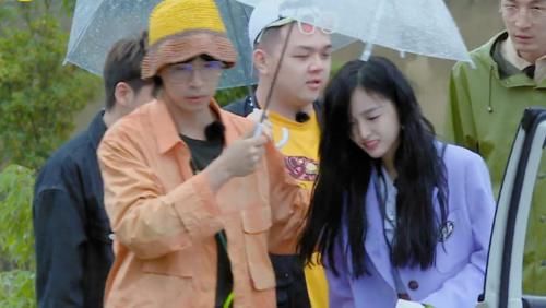  担心|吴宣仪雨天学车突然摔倒，她却担心右腿伤势，原因让观众怒赞