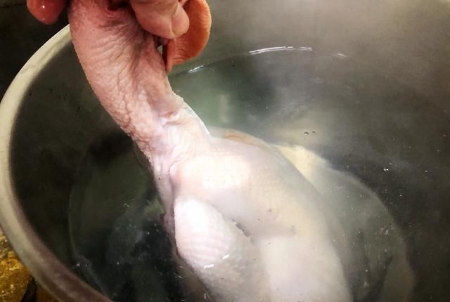  做法|买了很多年，现在才知道，熏鸡做法超简单，在家做干净又放心