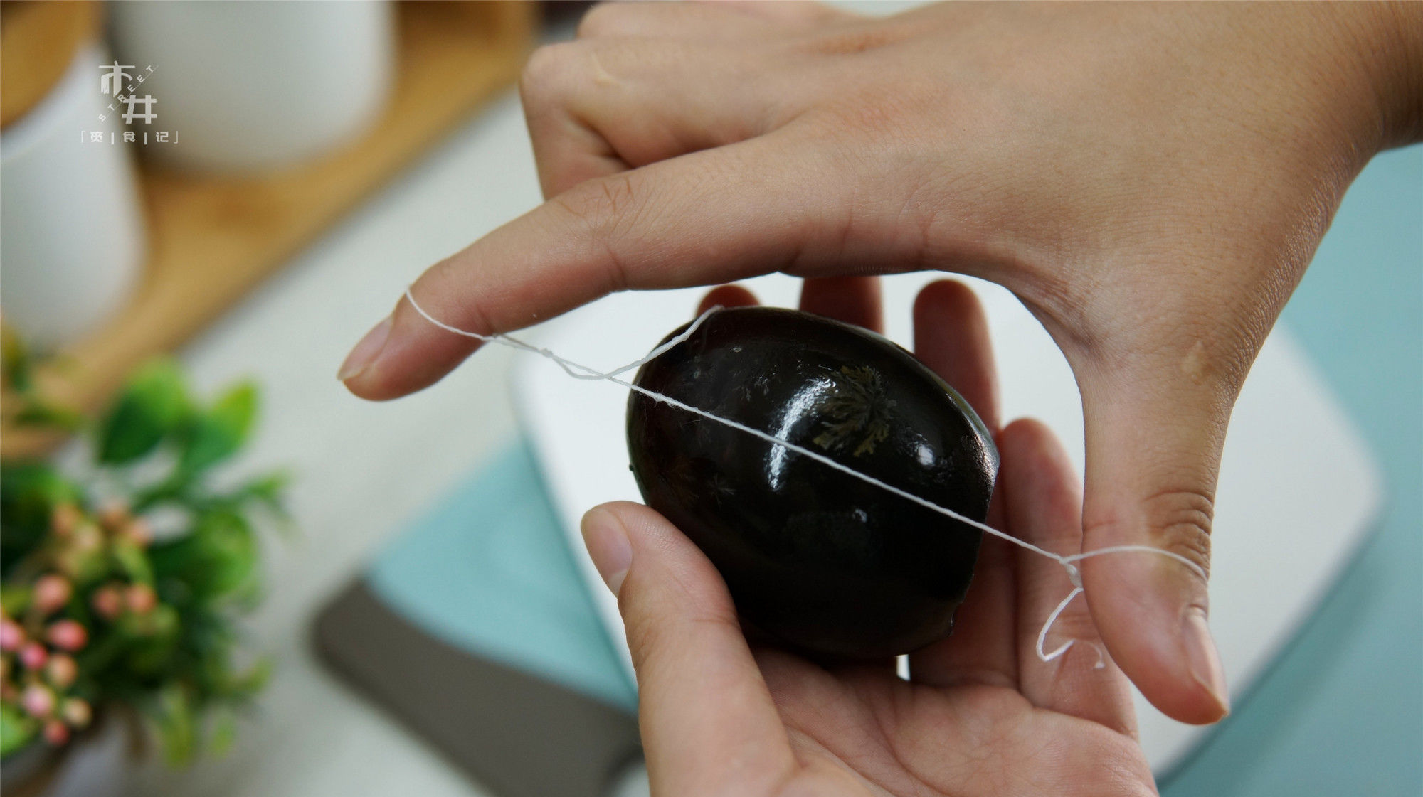 饭店|切松花蛋,直接用刀切就错了,饭店后厨这样做,溏心蛋也能切整齐