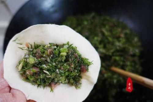 酥脆|酥脆鲜美的锅贴上桌了,皮儿颜色金黄有嚼劲,平时我就爱吃馅儿