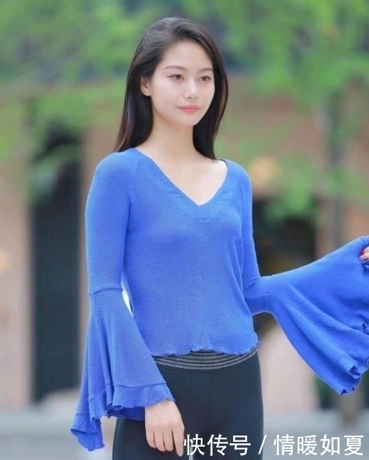 喇叭|妹子为喇叭袖“代言”,微风吹拂袖口舞动,完全让人挪不开眼