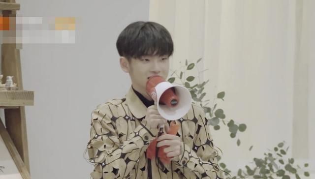 何炅|谢娜周震南累到睡着,何炅随后的举动,暴露了个人修养