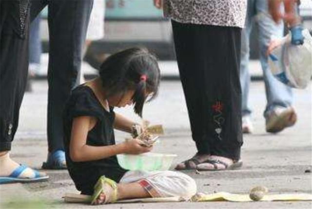  女儿|3岁女儿商场跟爸妈走散，1小时后被找回，爸妈却已认不出