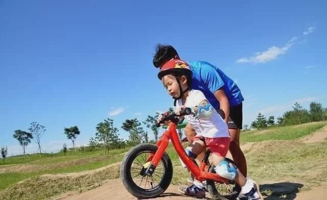 直呼|“高颜值”小男孩坐公交被偷拍,网友看后直呼阿姨等你长大