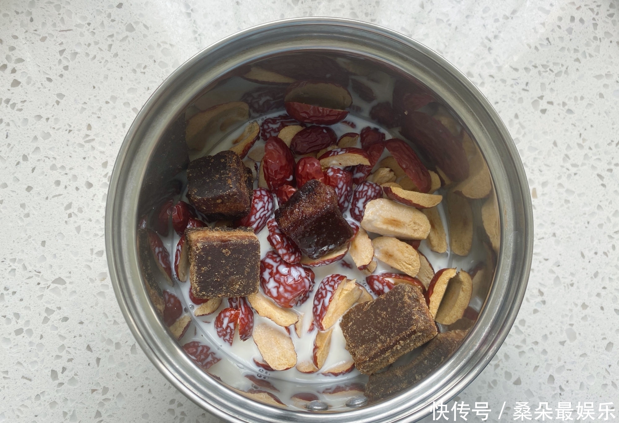  枣香|红枣别只会煮饭了，用来做蛋糕枣香浓郁，口感松软越吃越香