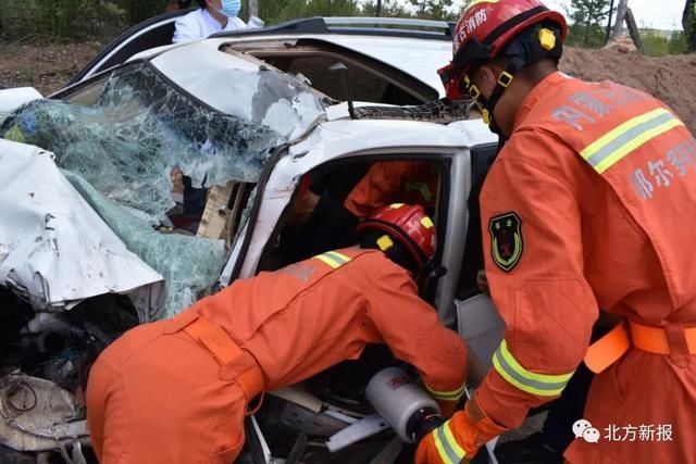  撞碎|鄂尔多斯一油罐车“撞碎”小轿车 1人被困