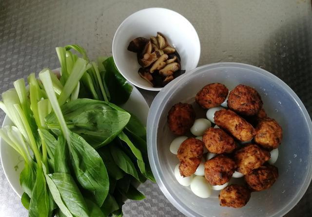  小青菜|鲜香鹌鹑蛋肉圆香菇青菜面，荤素搭配，十分好吃，热乎乎暖胃！