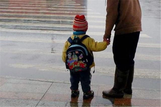 称赞|小女孩玩耍时意外触电,路过孕妇搭救,被称赞:教科书式的反应