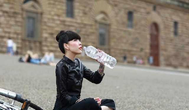  姑娘|90后姑娘吴莫愁被“移出”娱乐圈，时代淘汰一个人从来不会打招呼