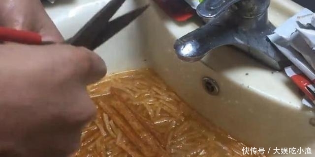 洗澡|女友爱辣条如命，男友给辣条洗澡，随后的画面让女子失去了胃口
