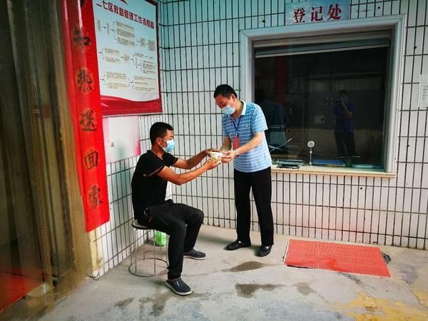  酒瘾|酒瘾太大！媳妇陪他来郑州看“病”戒酒 他又喝多跑了醉卧街头