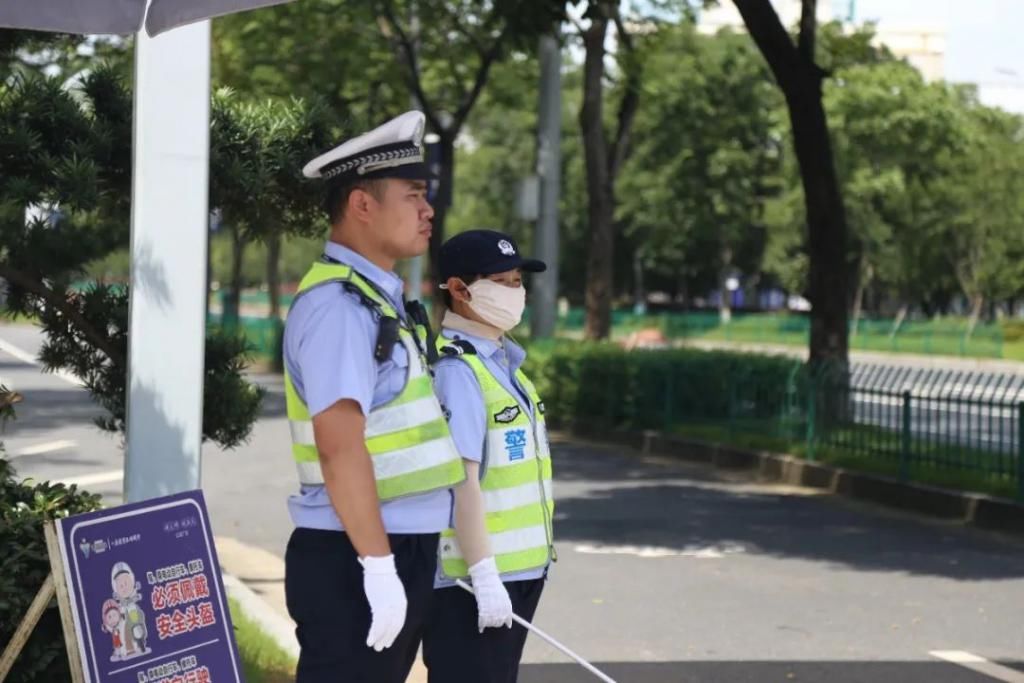 柯城交警大|创文有你 文明有礼 | 柯城交警烈日下坚守创文一线