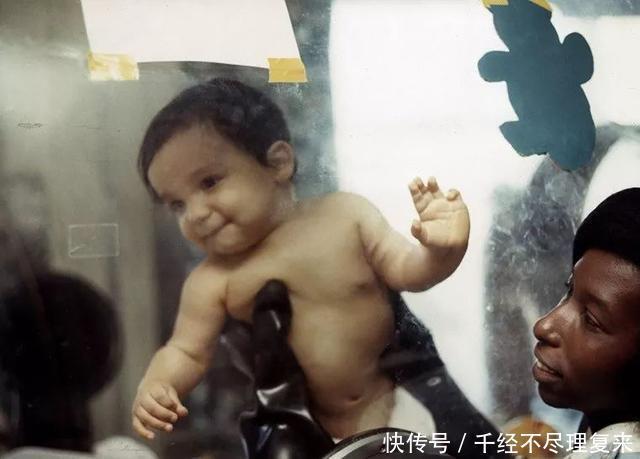  触摸|“泡泡男孩”：12岁才走出隔离罩，在死亡前第一次触摸到了妈妈