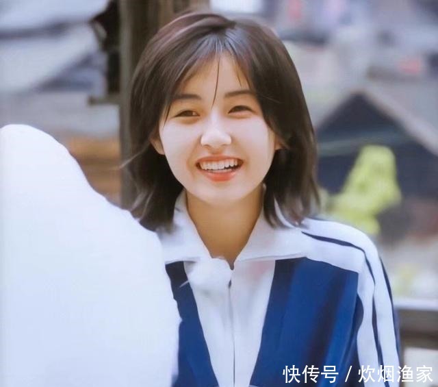 张子枫|张子枫高考考试后，第一个跑出考场的人，希望她能够取得好成绩