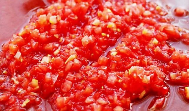 包好|用西红柿包饺子,看酒店厨师怎么操作,简单几下就包好,好吃