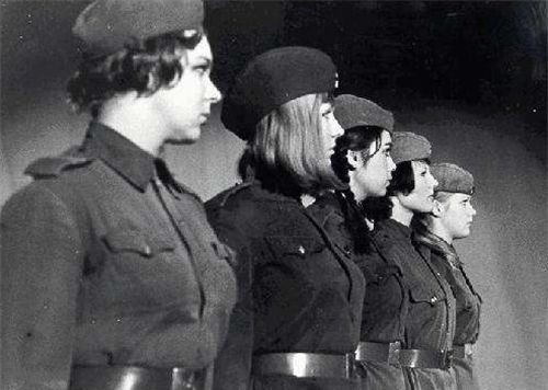 德国人|希特勒畏罪自杀已经75年了,德国人还恨他吗?一位老兵这样回答