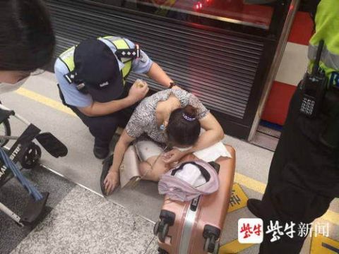  地铁站|女子中暑晕倒在地铁站，浑身无力只能用手势交流