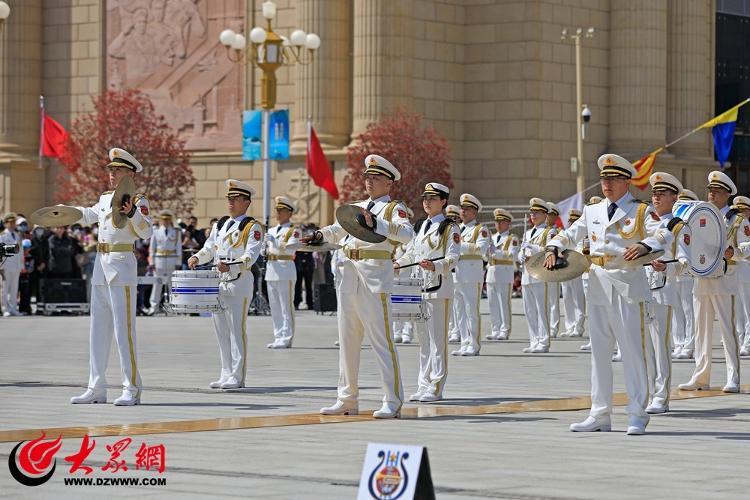 海军军乐队在海军博物馆进行海军军乐行进表演