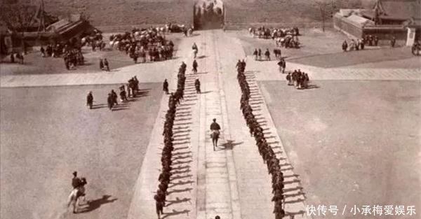 和慈禧|老照片：光绪和慈禧回宫时的场景，官员百姓下跪相迎，排场很大