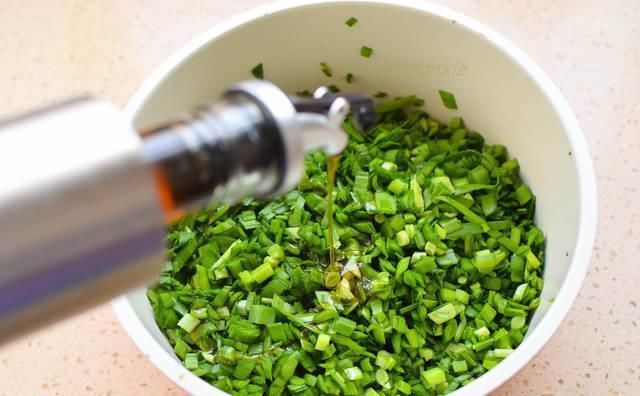  盒子|做韭菜盒子，鸡蛋千万不能炒，这才是正确做法，韭菜鲜美鸡蛋软嫩