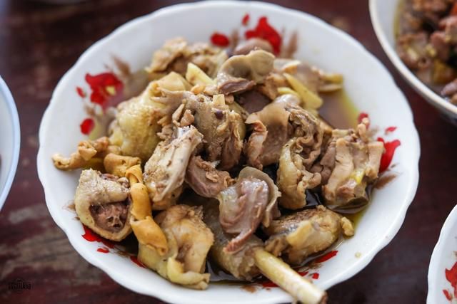  朴实|亲戚来陪二伯过生日，二伯母做了9个菜招待，网友：朴实的农家菜