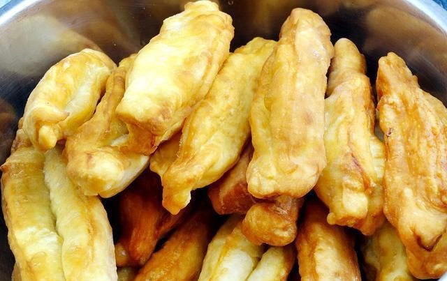  油条|泡泡小油条，外酥里软，为啥你炸的不脆？只因你漏了这一步