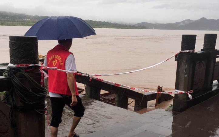 群众偷拍|睡在长椅上的社区副书记！