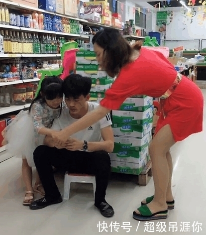 回击|夫妻吵架老婆把手机摔了, 老公拿起板凳回击, 女儿几句话让老爸怂了