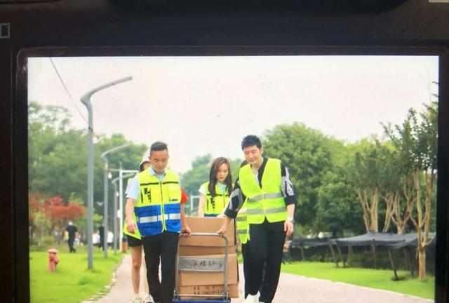  黄晓明|《中餐厅》给武汉抗洪前线送爱心餐，黄晓明做的红烧肉被赞好吃