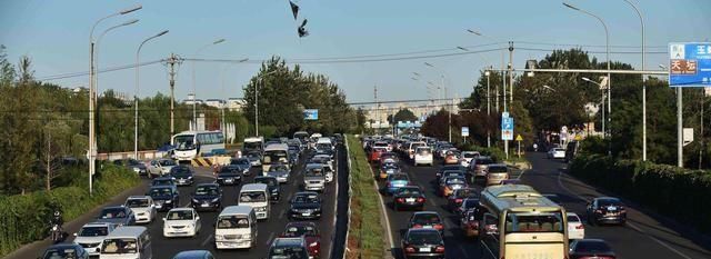  停车场|为啥小区车位白天也满员，难道车主都不上班？业主的回答太心酸