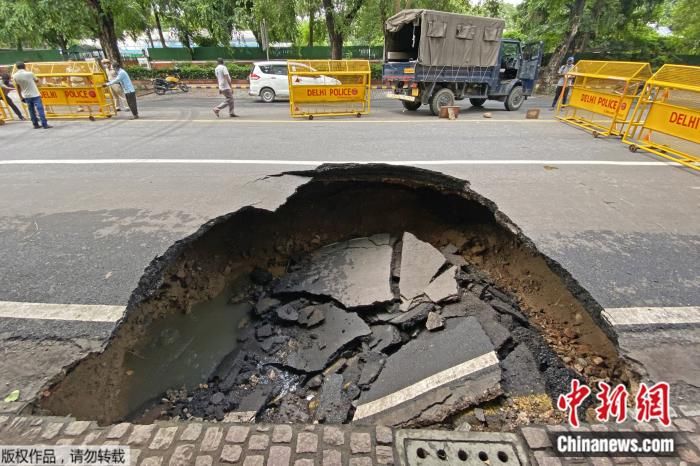 新德里|印度新德里遭大雨袭击 城市交通受阻路面发生塌陷(图)