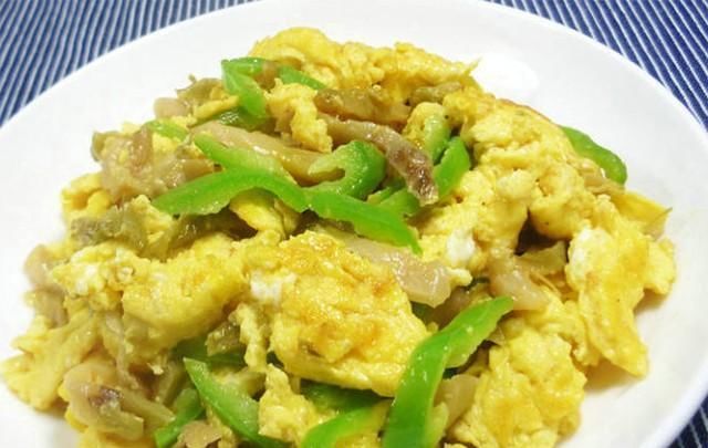  鸡蛋打入碗|青椒炒鸡蛋的12种做法，黄绿搭配色彩美观，口味鲜香营养丰富