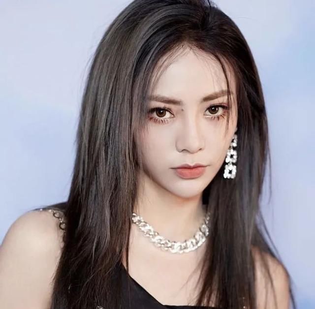 万茜|万茜的红西装吴昕的剪刀发夹被追着问哪买？是姐姐带火的小众品牌