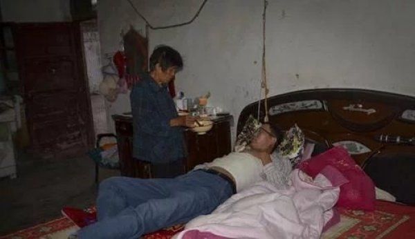  河南|河南农村老太糊纸盒1天为儿挣20元手术费，害怕白发人送黑发人