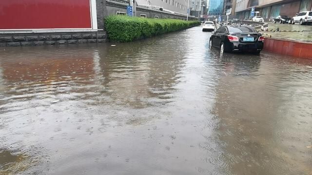  突降|突降一场急雨，你被淋了吗？很多市民路边屋檐下躲雨