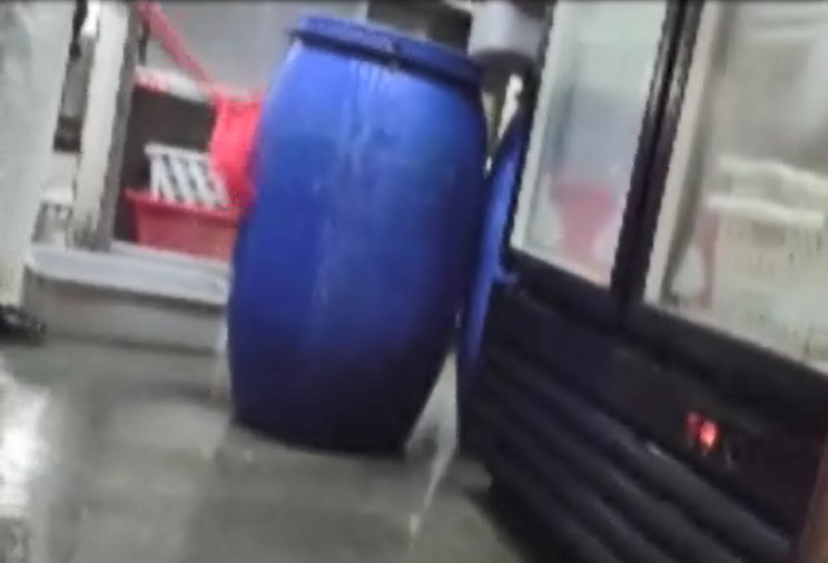  小龙坎老火锅|扫把刷锅？！这家知名火锅店又惹事了