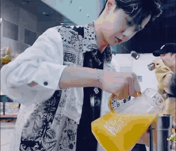  雪梨|张艺兴给王一博点冰糖雪梨，孙红雷力赞张艺兴在《街舞3》的表现