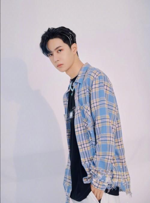  张萌|张萌不愧为业内制片人，一条微博就和王一博有了合作意向