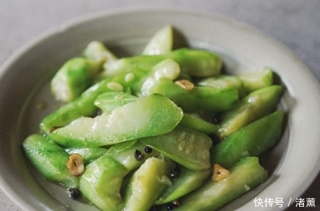 厨师|炒丝瓜时，不要直接就下锅炒，厨师教我1招技巧，丝瓜翠绿不发黑