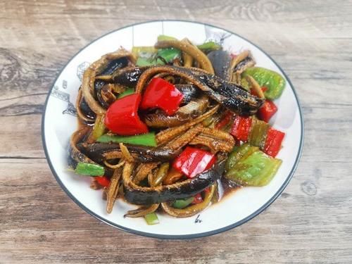  鲜味|天热，三人午餐我这样做，两菜一汤咸鲜味美，30分钟可上桌